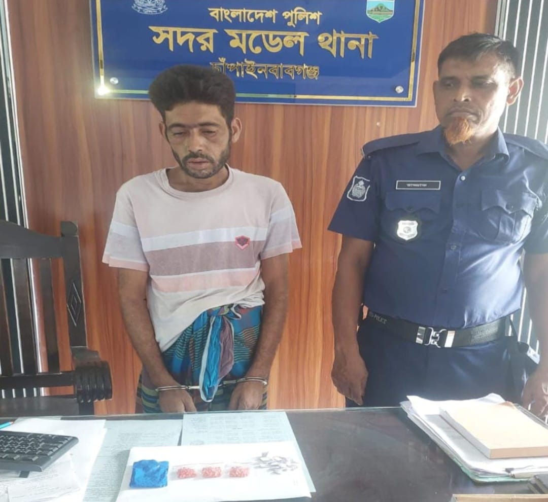 চাঁপাইনবাবগঞ্জে হেরোইন ও ইয়াবাসহ আটক ১