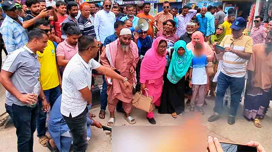 জামায়াত এমপি নজরুলের কুশপুত্তলিকা দাহ ও থুথু নিক্ষেপ