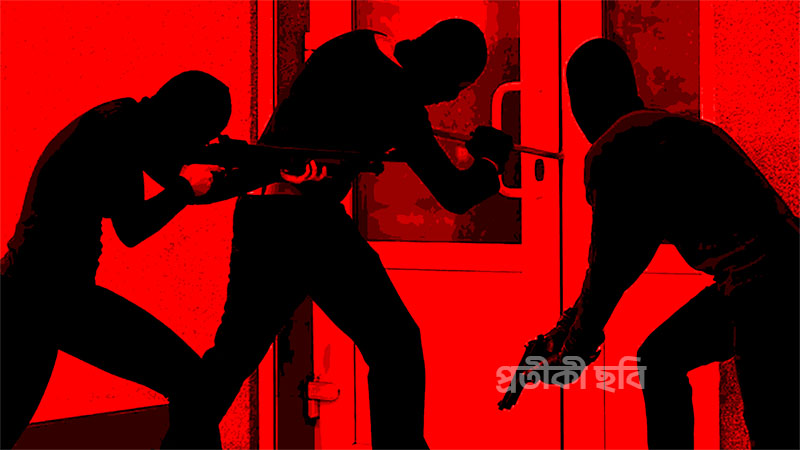 নোয়াখালীতে গভীর রাতে ব্যবসায়ীর বাড়িতে দুর্ধর্ষ ডাকাতি, আহত ৫
