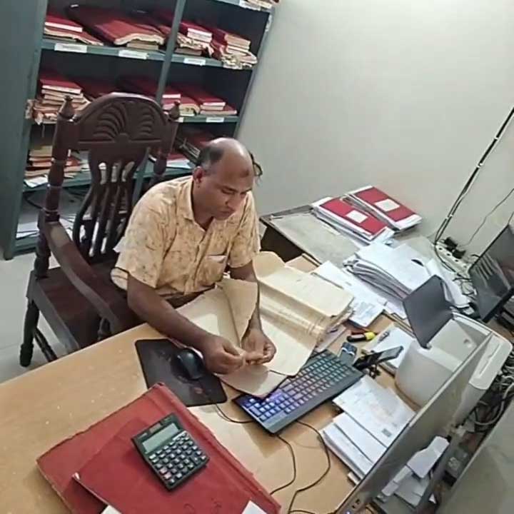 চাঁপাইনবাবগঞ্জে তহশিলদারের ঘুষ নেওয়ার ভিডিও ভাইরাল, তদন্ত শুরু