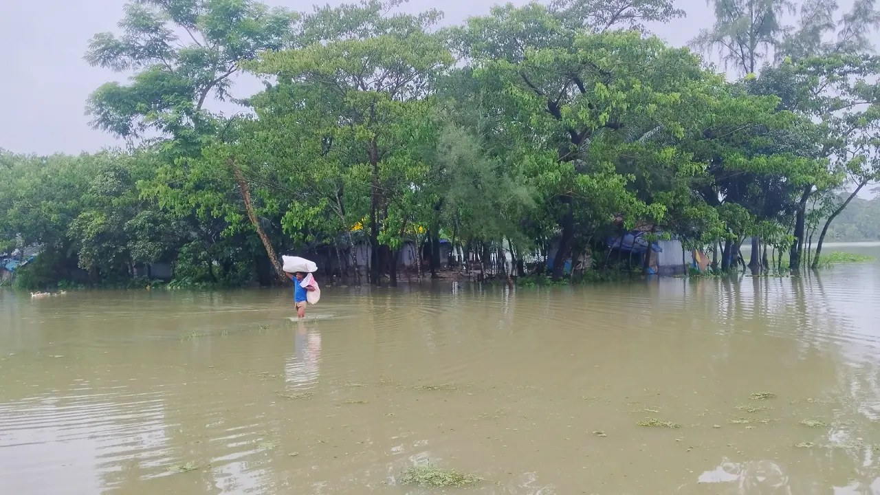 টানা বৃষ্টিতে তলিয়ে গেছে হাতিয়ার ৮০ গ্রাম, পানিবন্দী ৫০ হাজার মানুষ