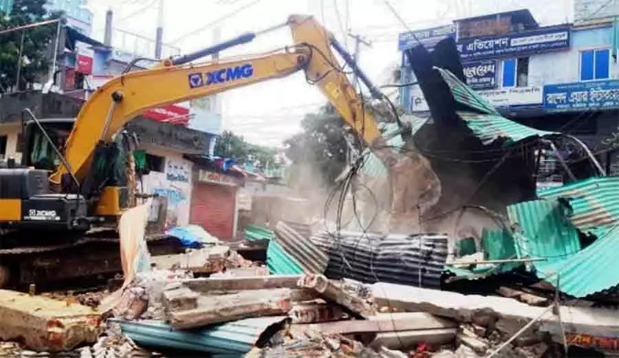 ফেনীতে আওয়ামী লীগ কার্যালয় গুঁড়িয়ে দিল উপজেলা প্রশাসন