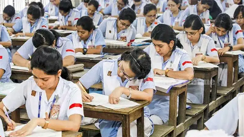 পরীক্ষা কেন্দ্রে জুলাই তামাশা? ১৮ তারিখের প্রশ্নপত্র ২ দিন আগে হাতে, সংশোধনের পর এলো ২০২৫ সালের প্রশ্ন