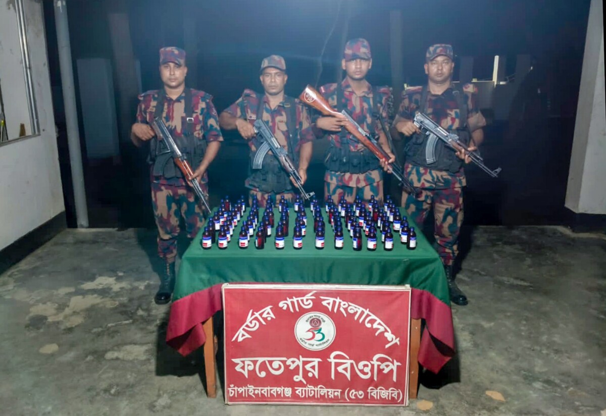 চাঁপাইনবাবগঞ্জ বিজিবির অভিযানে বিপুল পরিমান ভারতীয় নেশাজাতীয় এস্কাফ সিরাপ জব্দ।