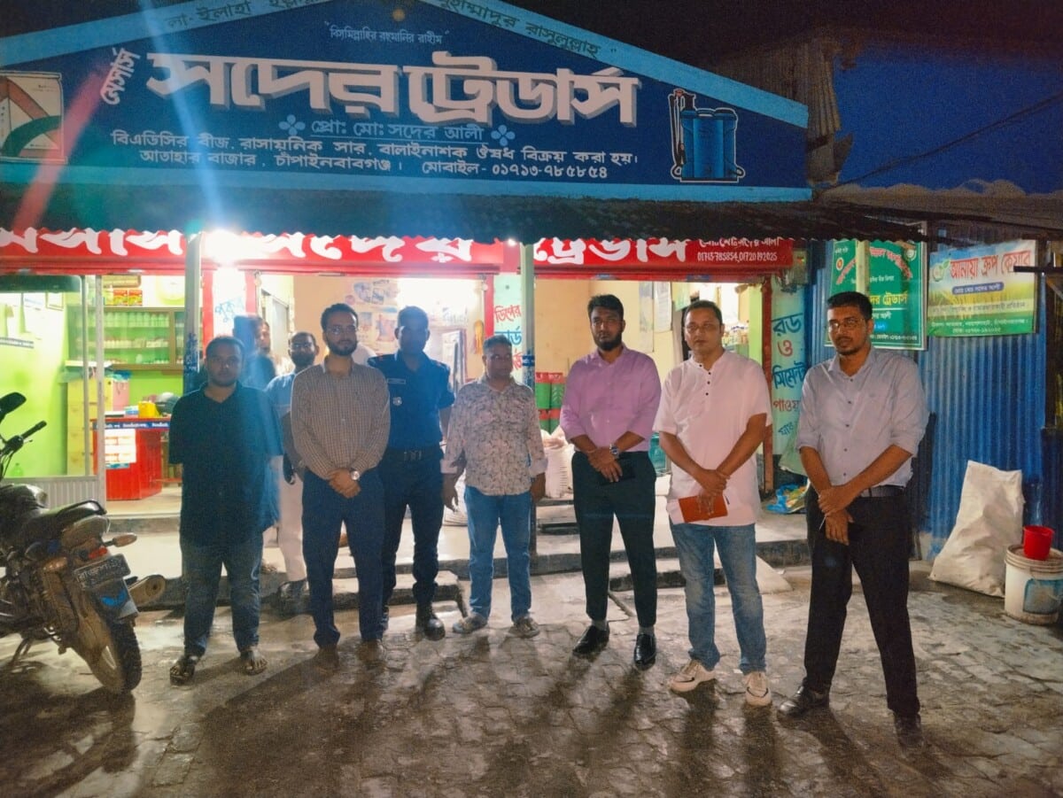 চাঁপাইনবাবগঞ্জে নকল কীটনাশক কারখানায় প্রশাসনের অভিযান
