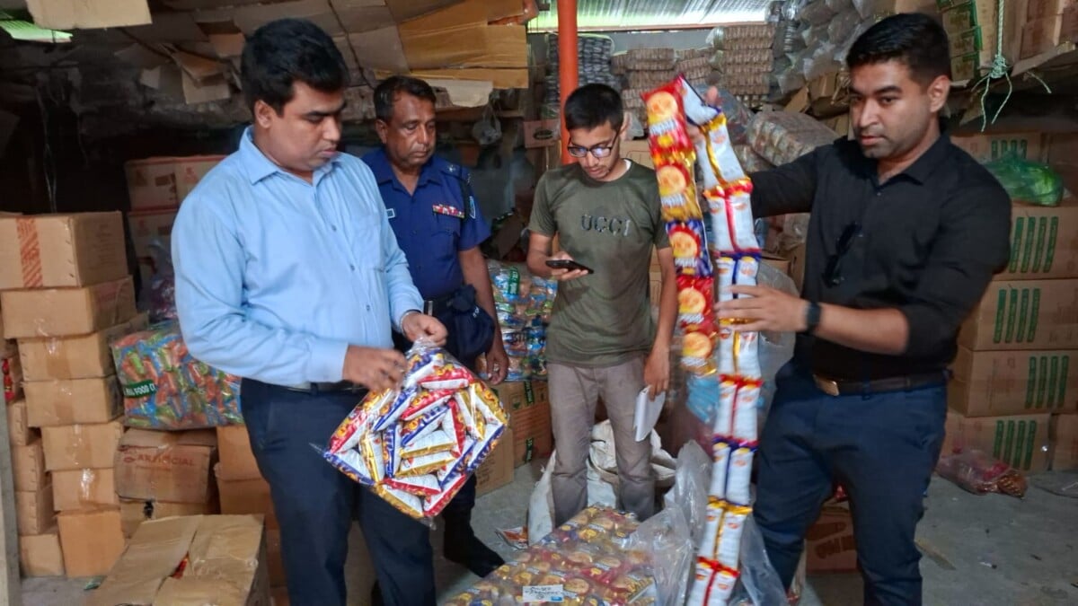 চাঁদপুরে নকল ও অনুমোদনহীন শিশু খাদ্যসহ নিম্নমানের খাবার  বিক্রির দায়ে ৬০ হাজার টাকা জরিমানা