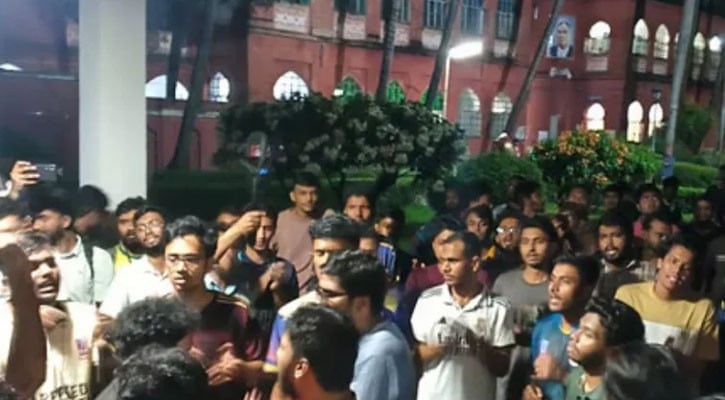ঢাবির ফজলুল হক হলে ছাত্রদল-শিবিরের হাতাহাতি