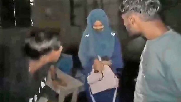 সোনাগাজীতে স্কুলছাত্রীকে মারধোর করে কানের দুল ছিনিয়ে নিল যুবদলকর্মীরা