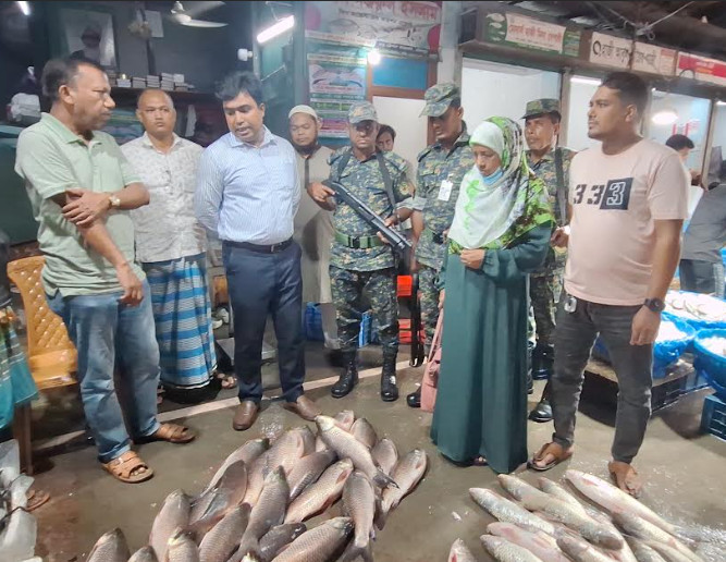 চাঁদপুরে জাতীয় ভোক্তা অধিকারের অভিযানে তিন প্রতিষ্ঠানকে জরিমানা