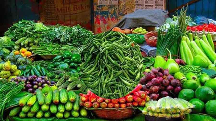 বাজারের বেশিরভাগ সবজি শতক হাঁকালেও কাঁচা মরিচ একাই ৪০০ নট আউট