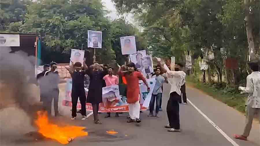 কাশিয়ানীতে ঢাকা-খুলনা মহাসড়ক অবরোধ করে ছাত্রলীগের বিক্ষোভ কর্মসূচি