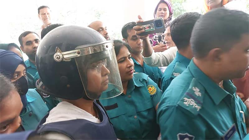 স্বামীকে শেষ বিদায় জানিয়ে কারাগারে ফিরলেন দীপু মনি