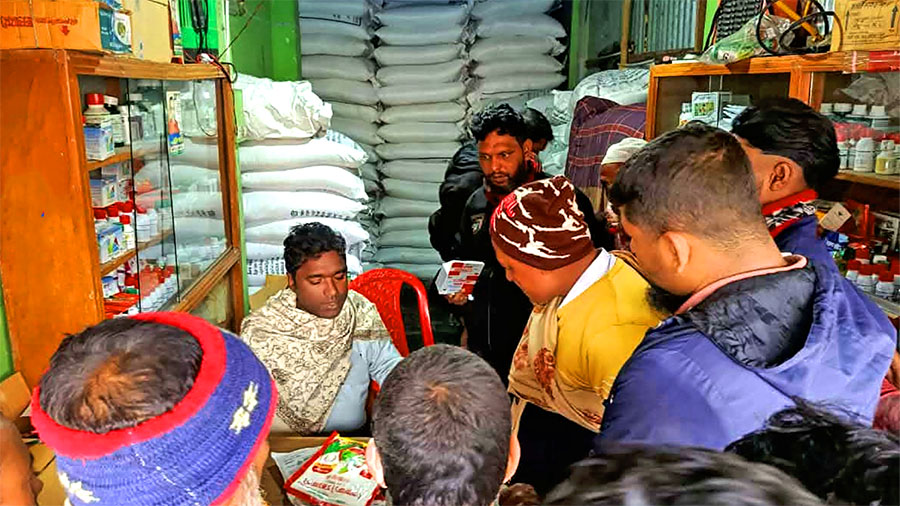 আমন মৌসুমের শুরুতেই সারের কৃত্রিম সংকট: সিন্ডিকেটে জিম্মি কৃষক বড় লোকসানের শঙ্কায়