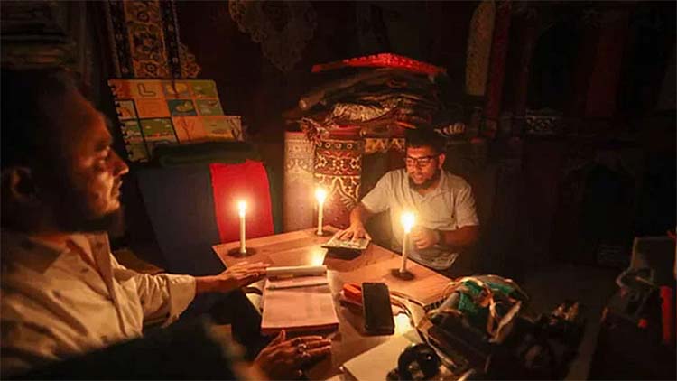 চরম পর্যায়ে লোডশেডিং: ভোগান্তিতে বাড়ছে জনরোষ, নিরাপত্তা শঙ্কায় বিদ্যুৎকর্মীরা