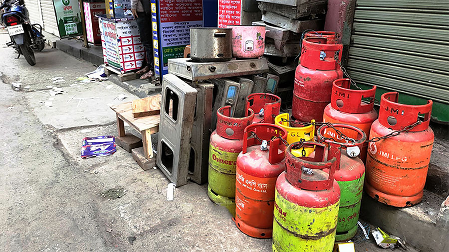 গ্যাস সংকটের মাঝেই এলপিজির দাম বাড়াল সরকার: মড়ার ওপর যেন খাঁড়ার ঘা