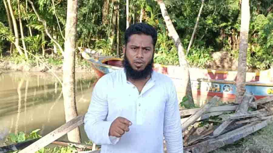 অনুমতি ছাড়াই ভাঙা হলো সেতু: রাজাপুরে স্বেচ্ছাসেবক দল নেতার কাণ্ডে বিচ্ছিন্ন ৪ গ্রাম