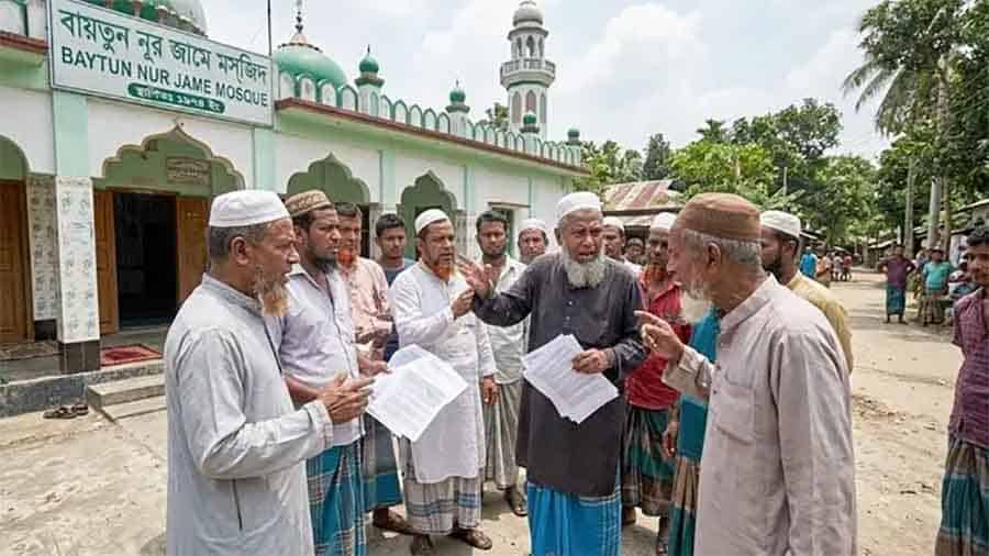 প্রকৃত ইমাম-খাদেমদের বাদ দিয়ে তালিকায় ঢোকানো হলো জামায়াত-শিবির কর্মীদের নাম