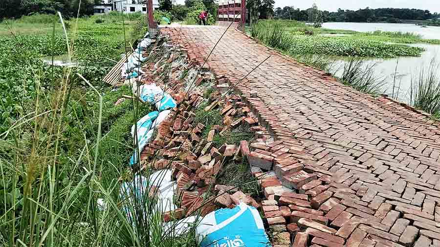 উদ্বোধনের আগেই ধসে পড়ল পৌনে ৩ কোটি টাকার সড়ক, বাঁশ-বালুর বস্তায় ঠেকা!