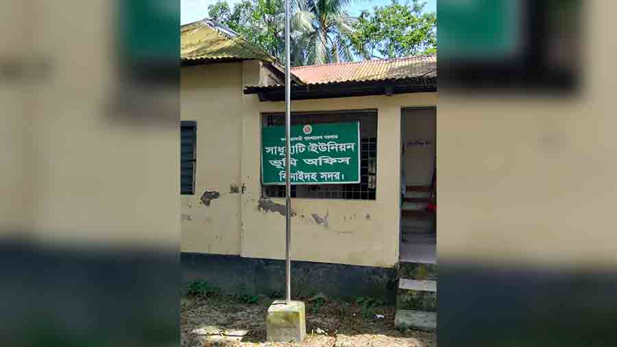 ইউনিয়ন ভূমি অফিসের কাজ করে দালালেরা, কম্পিউটারের দোকানে টাকা দিলেই সব ঠিকঠাক