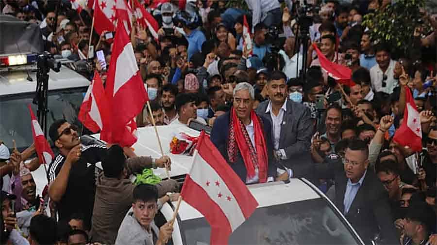 দেশে ফিরলেন নেপালের ক্ষমতাচ্যুত প্রধানমন্ত্রী শের বাহাদুর, হাজারো সমর্থকের সংবর্ধনা