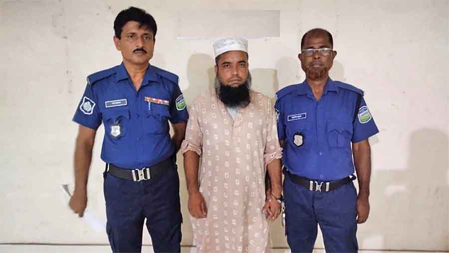 গোপনে প্রবাসীর স্ত্রীর স্নানের ভিডিও ধারণ করে ব্ল্যাকমেইল, গ্রেপ্তার শফিকুল