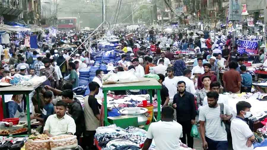 গুলিস্তানে চাঁদাবাজ সিন্ডিকেট ‘দরবেশ চক্র’: দফায় দফায় টাকা দিয়ে বিপর্যস্ত ব্যবসায়ীরা