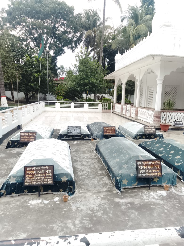 লালন শাহ’র আখড়াবাড়ি, সংকট ও বাংলাদেশ সংবিধানের ১২, ২৩, ২৮, ৩১ এবং ৪১ অনুচ্ছেদ এর সরাসরি পরিপন্থী ভূমিকায় কুষ্টিয়ায় লালন একাডেমী।