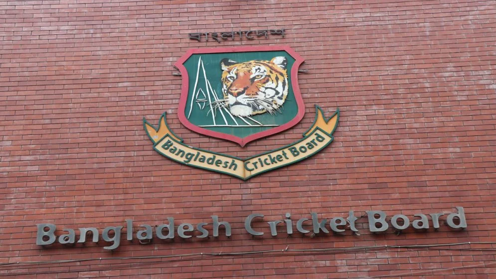 বিপিএলে ফিক্সিং তিনজন নিষিদ্ধ