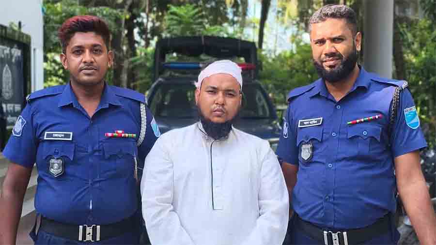 রাত-বিরাতে ছাত্রকে ‘কাছে পেতে’ জীনের ভয় দেখাতেন মুহতামিম, অতঃপর…
