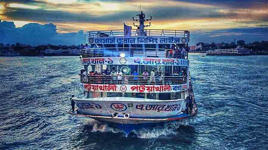 বাসের পর লঞ্চেও অরাজকতা: নির্ধারিত ভাড়ার তোয়াক্কা নেই, যাত্রীদের কাছ থেকে ইচ্ছেমতো আদায়