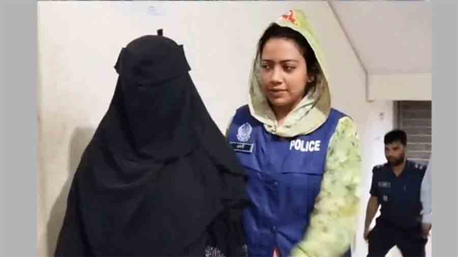 কক্সবাজার সরকারি কলেজ হোস্টেল থেকে ২০ হাজার ইয়াবাসহ গণিতের ছাত্রী আটক, পাচার করতেন পায়ুপথে
