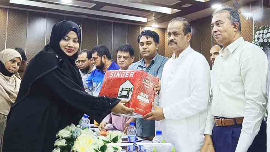অসহায়-হতদরিদ্রের সেলাই মেশিন পেলেন ভাইস চেয়ারম্যান প্রার্থী-বিএনপির নেত্রী‍!
