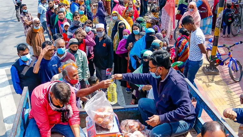 দ্রব্যমূল্যে নাভিশ্বাস চরমে নিম্ন আয়ের মানুষেঃ তবুও কোথাও দেখা মিলছে না ‘টিসিবির ট্রাকসেল’