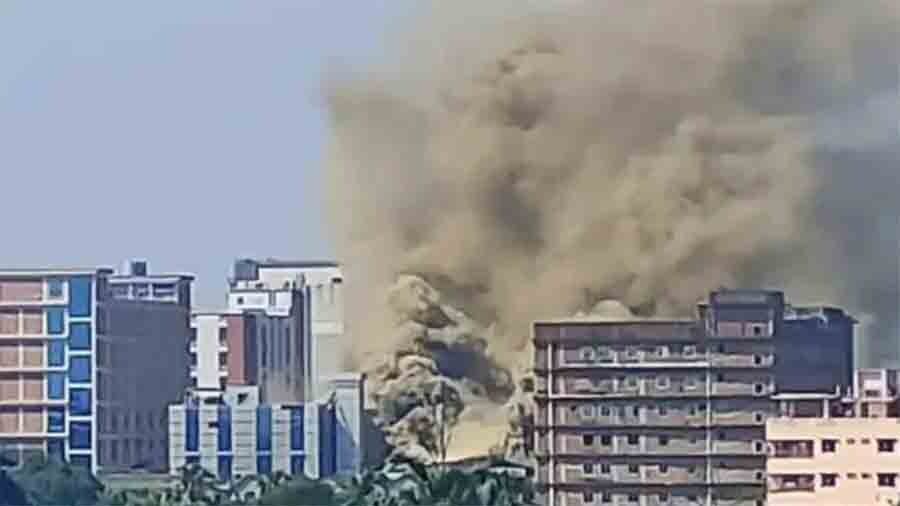 টঙ্গীতে দেশের শীর্ষস্থানীয় ওষুধ কারখানা পুড়ে ছাই: মার্কিন ওষুধ-চুক্তির সাথে একসূত্রে গাঁথা? প্রশ্ন কর্মচারীদের