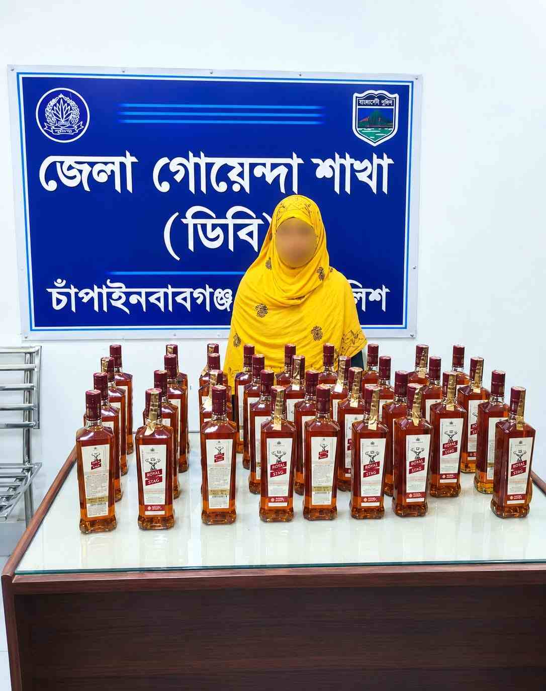 চাঁপাইনবাবগঞ্জে  বিদেশী মদসহ নারী মাদক ব্যবসায়ী আটক