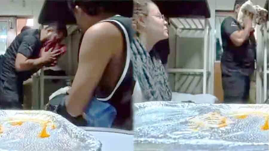পাকিস্তানে ট্রেনে নারী পর্যটকের মোজা-অন্তর্বাস শুঁকছে পুলিশ: “স্বাভাবিক কিনা?”, উঠেছে প্রশ্ন