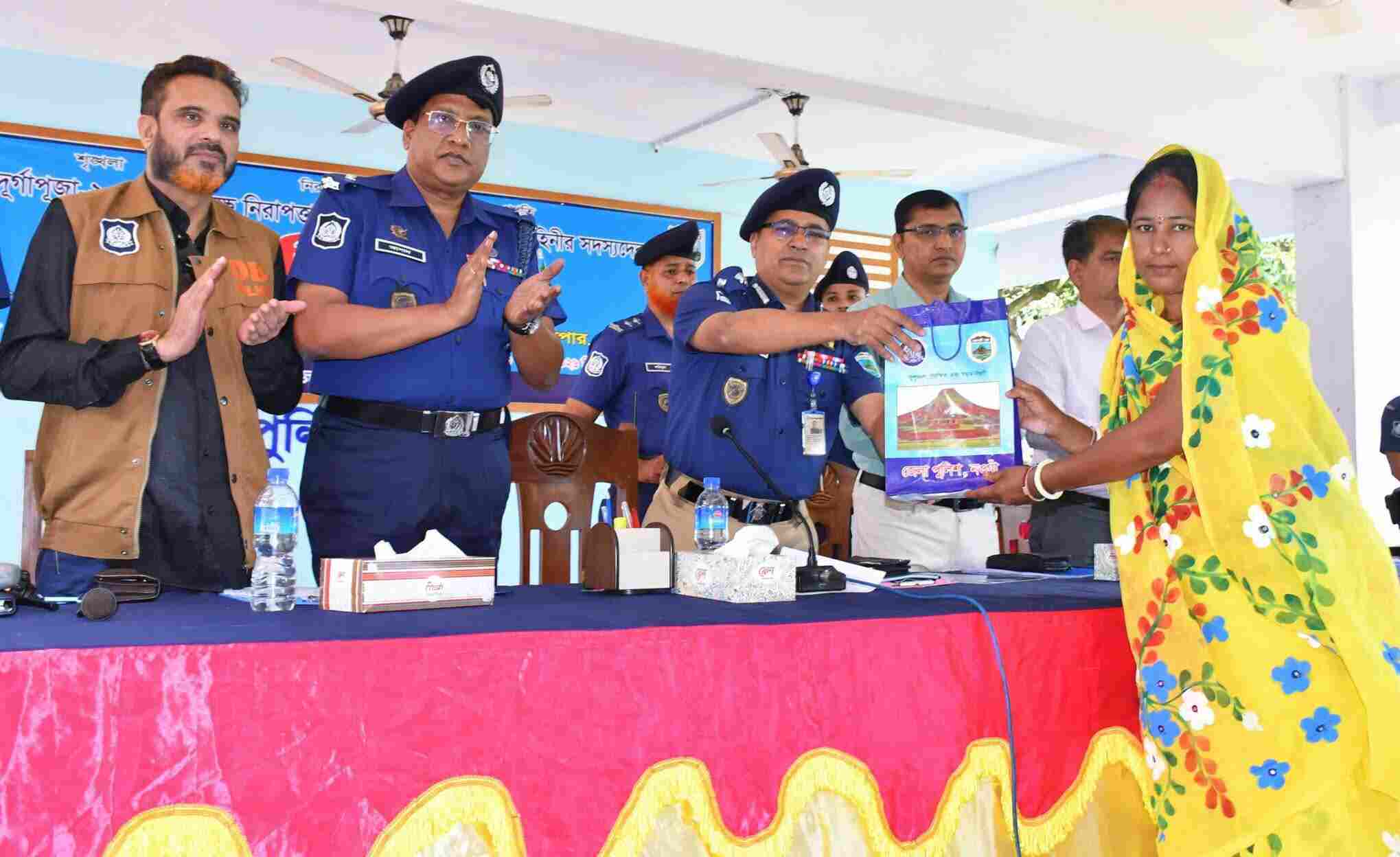 নওগাঁয় পরিচ্ছন্নতা কর্মীদের জেলা পুলিশের শারদীয় দুর্গাপূজার সম্মাননা উপহার প্রদান।