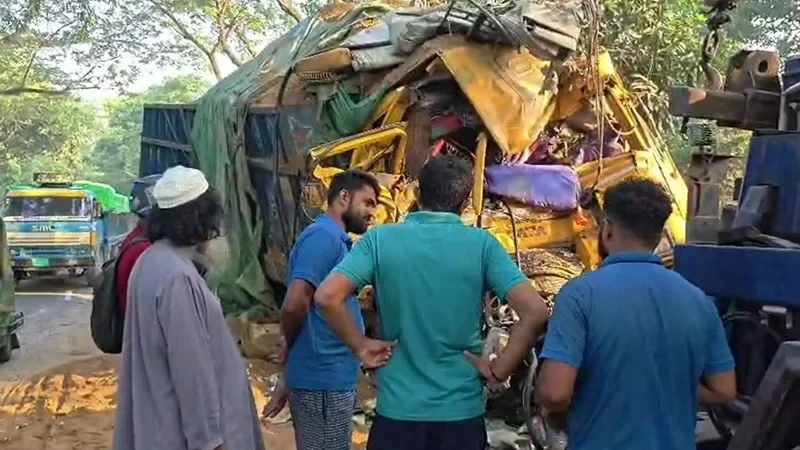 নাটোরে বাস-ট্রাক সংঘর্ষ: অজ্ঞাতনামা দুই চালকের বিরুদ্ধে পুলিশের মামলা