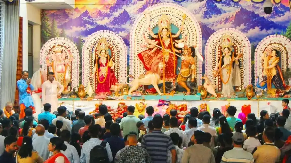 মণ্ডপে মণ্ডপে বিদায়ের সুর