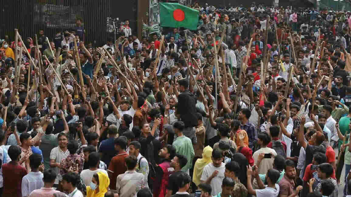 ৩০ হাজার টাকা ন্যূনতম মজুরির দাবিতে উত্তাল শিল্পাঞ্চল, মিরপুরে সড়ক অবরোধ