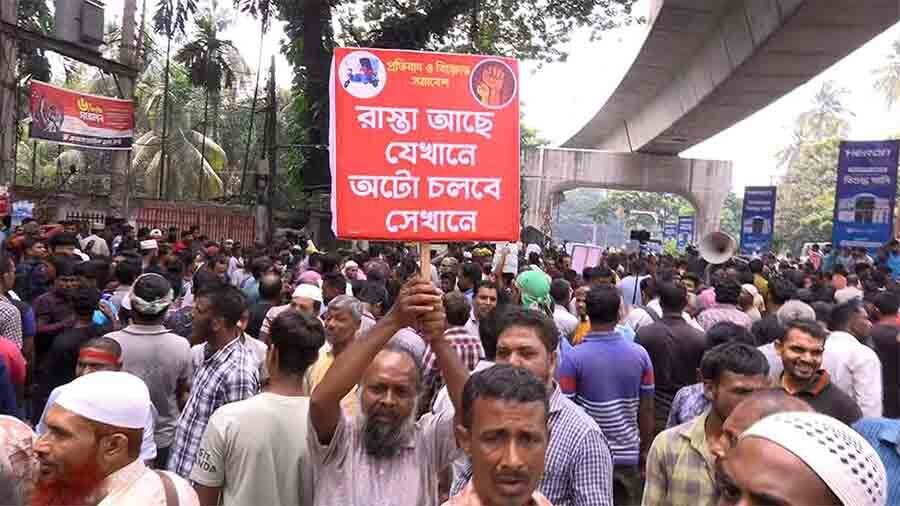“ভাত দে কাপড় দে, নইলে গদি ছাইড়া দে”- স্লোগানে প্রকম্পিত প্রেসক্লাব এলাকা