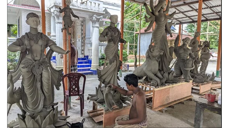 মুন্সীগঞ্জে দুর্গোৎসবকে সামনে রেখে ব্যস্ত সময় পার করছেন প্রতিমা শিল্পীরা।