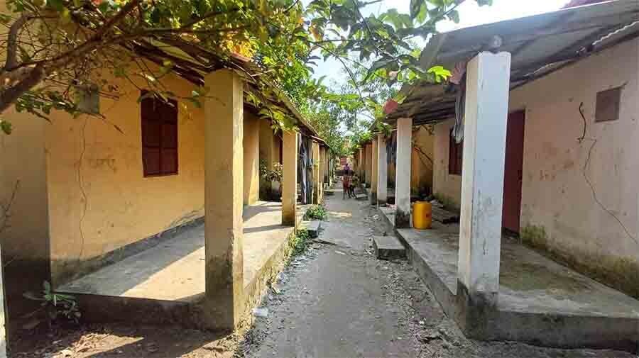 আশ্রয়ণ প্রকল্পের ১৫২ ঘরে তালা: ঘর বরাদ্দে আর্থিক অনিয়ম, সন্ধ্যায় নারী-মাদকের কারবার