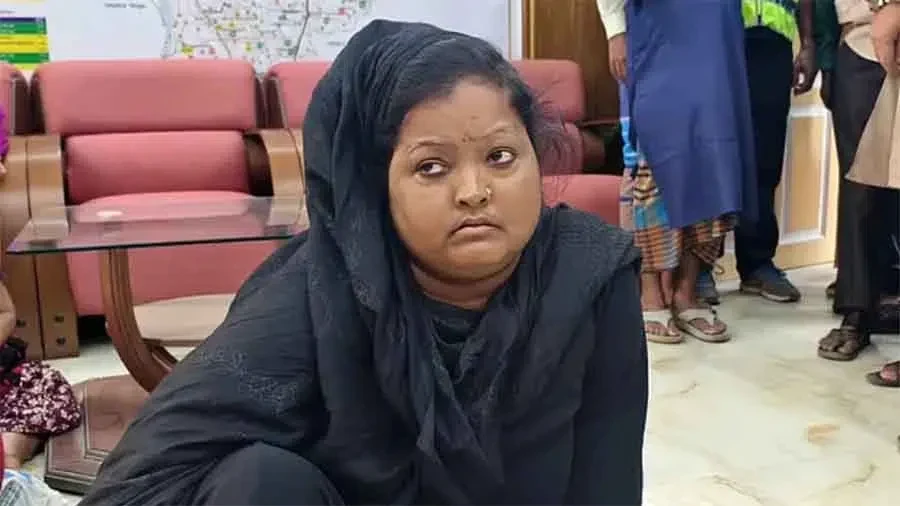 ফ্যামিলি কার্ডের নামে ৯৮ হাজার টাকা লোপাট, আরও টাকা নিতে গেলে বিএনপি নেতার স্ত্রীকে ধোলাই