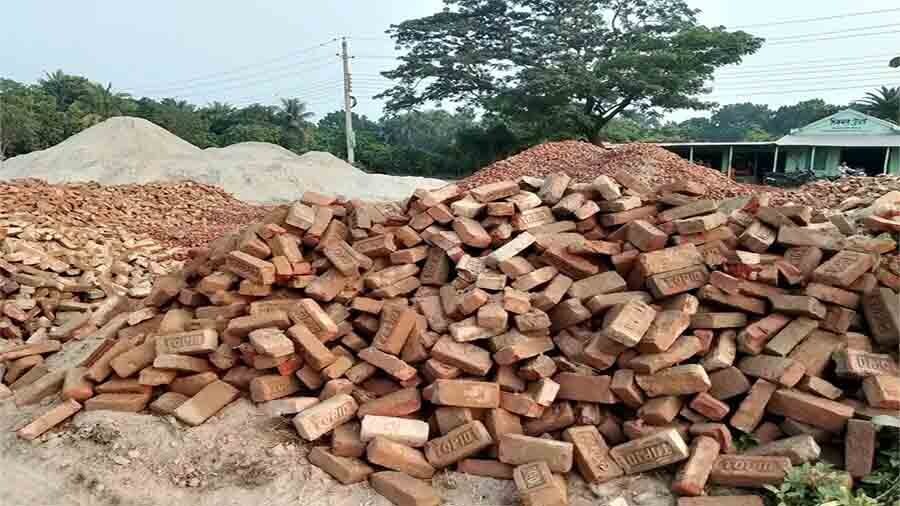 বিএনপি সরকারের উন্নয়ন: শৈলকুপায় ১২ কোটি টাকার সড়ক নির্মাণে ৩ নম্বর ইট ব্যবহার, ক্ষুব্ধ স্থানীয়রা