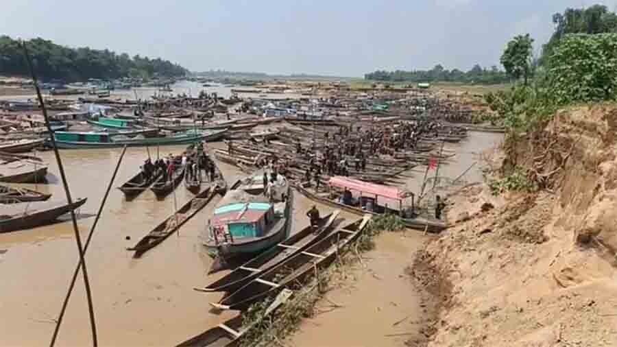 ১০ দিনে চেলা নদীর পাড় কেটে ২৫ লাখ ঘনফুট বালু খেয়ে নিল বিএনপি-জামায়াতের নেতাকর্মীরা